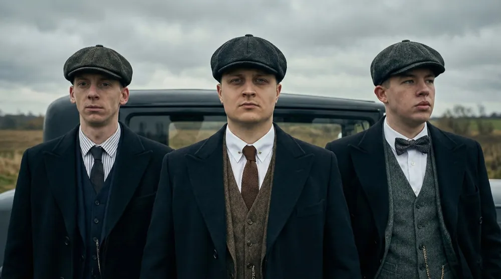 Групповой портрет в стиле сериала «Острые козырьки» на фоне старого автомобиля