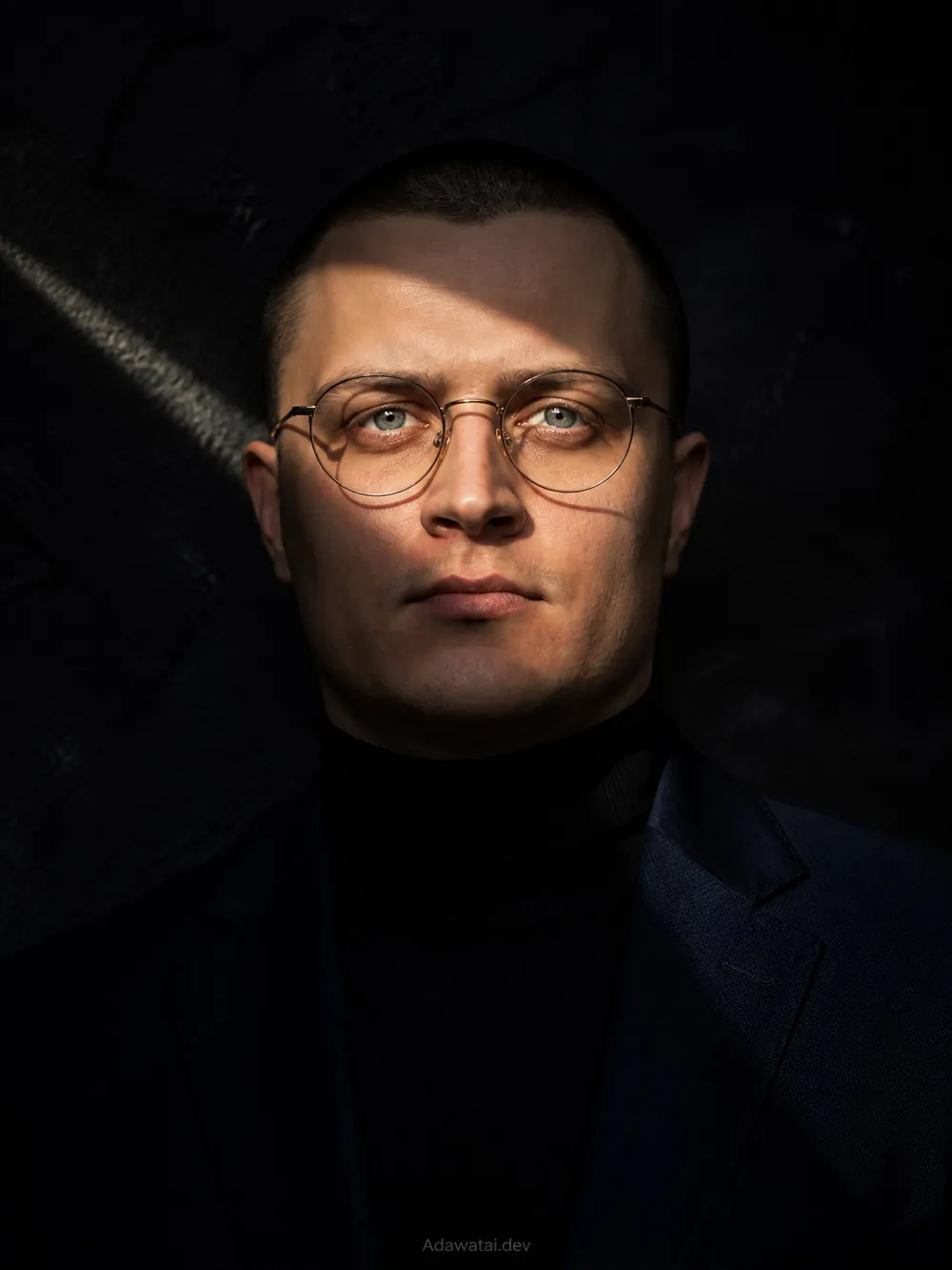Мужчина в очках с полосой света на лице