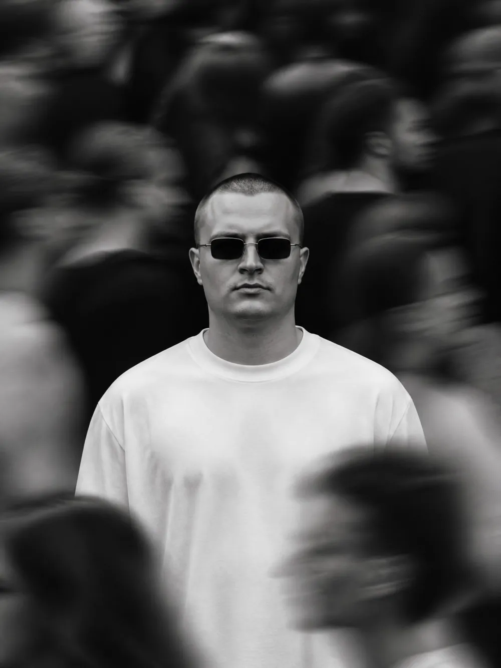 Чёрно-белый портрет мужчины в толпе
